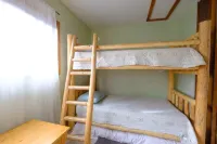 Tranquil, well-kept Cabin with Log Furniture & SHARC passes at 1, Whistling Swan - balcón
