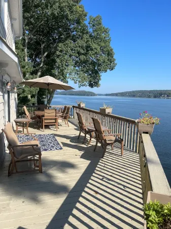 Direct Lakefront Living - Floating Dock, Boat Watching, Kayaks, & EV Charger Отели в г. Нью Фэрфилд