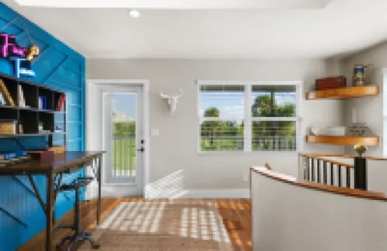 1- King bed/ 1- sofa bed/ 1.5bath Block from Beach