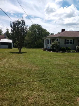 Nice retreat, in a quiet neighborhood in the Brushy Mountains!