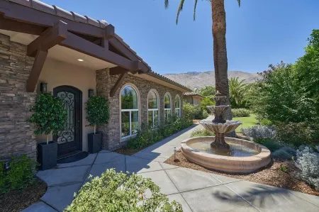 Spacious Private Resort walk to Downtown Palm Springs
