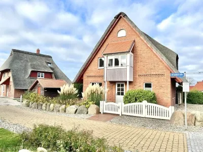 Exclusive vacation under thatch with many amenities
