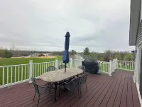 Cozy home with beautiful LAKE VIEW! 톰슨 타운쉽 호텔