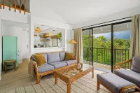 Top floor 1BR with AC, beach gear, lanai, and mountain views. Walk to the beach! - Mountain view