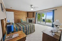#1 Thomas' Parkside Cottages, 4Br Lake Huron Beachfront w/ Balcony Views