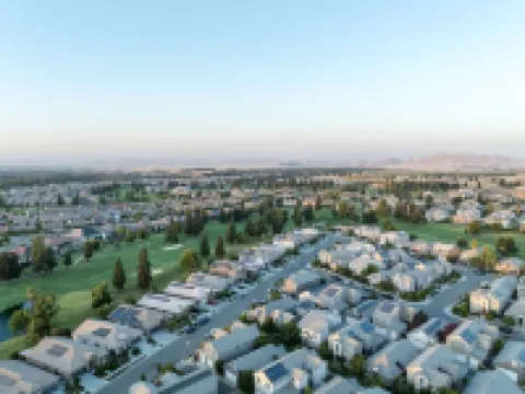 Family Fun-Filled Oasis: Mini Golf, Arcade, King Bed, Great Location and More!