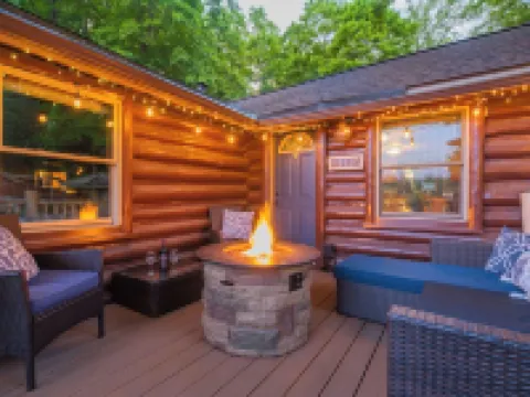 Cute Log Cabin! Boyne Mountain! Hot Tub! Walloon Lake! Fireplace! Beach! Hotels in Melrose Township