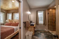 12 Bed, 6 Bath, 20 Guests STEPS from Sunday River w/ Hot Tub & Game Room