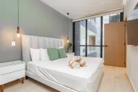 Luxury 1BR Balcony&Parking, 1 Block from 5th Ave