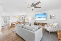 3 Queen Beds, 5 min Walk to the Beach - 70 inch Smart TV