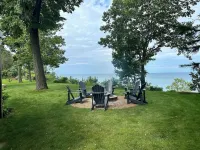 Feel the Lake breeze!! 4b-4ba beachfront house. Private beach access. Sleeps 13 Hotel a Benton Charter Township