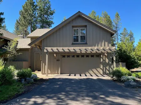Fremont Crossing home steps to Village and SHARC.  Sharc Passes, New Hot Tub