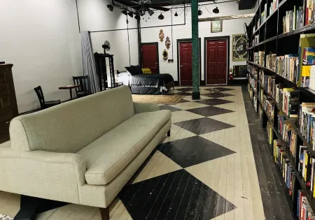 DOWN ON MAIN - a charming historic apartment in the heart of Eureka Springs