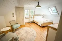 Private Cape Cod Cottage. Walk to Ellis Landing Beach!