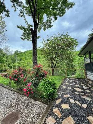 5 Miles into Town & 18Miles to Cherokee Casino.  1 Night Stay Welcomed.