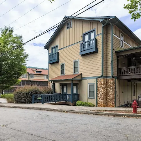 Sleeping Bear Condo - Downtown Helen, GA