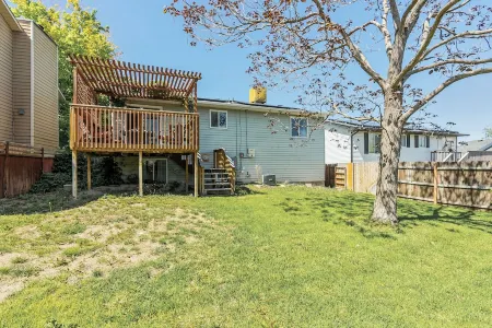 Spacious 4 Bedroom/2 Bath home/WiFi/Garage Parking/Backyard/Beautiful Kitchen