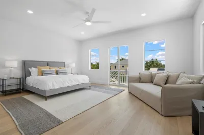 5BR/7BA Lux Pool with Guest House-5 min from Beach