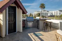 Coastal urban Castle w/ giant Ocean view Deck -BBQ and A/C-100 steps to beach!