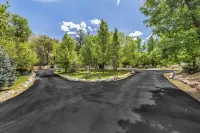 Luxurious Private Estate with Hot Tub. Game Room, Grand Piano- Near Ski Resort