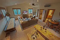 On Sale! Huge 5 Bd Dog Friendly, Hot Tub, Great Reviews