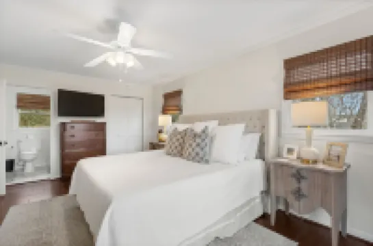 Charming newly renovated cottage, incredible mountain views, walk to town