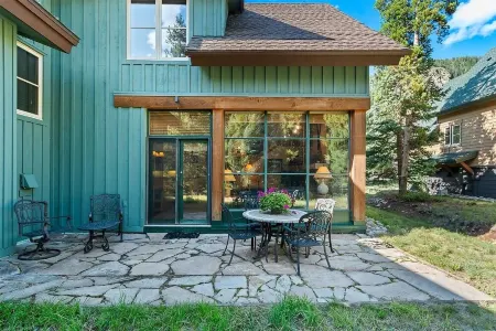 Spacious 2-bedroom 2.5 Bath Townhome Walking Distance to World Class Skiing!