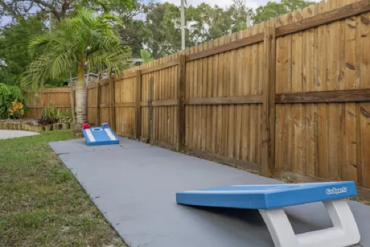 ENTIRE Home, POOL, LANAI/PORCH, Private BAR, MINUTES to Beach, FULLY STOCKED!!