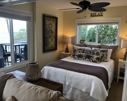 Sunrise Central on the Beach! Only you and the view! Relax to the sound of waves Hotels in Kapaʻa