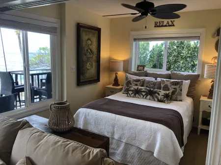 Sunrise Central on the Beach! Only you and the view! Relax to the sound of waves Отели в г. Капаа