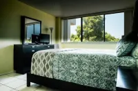 Steps to 2025 #1 Rated Beach in USA Fun-n-Sun Modern 2+2 Condo Pool Pickleball - 발코니