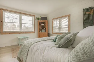 Tranquil waterfront cottage.  Recently remodeled, with relaxation in mind. Hotels near Silvershell Beach