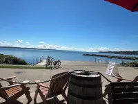 Charming 2-bedroom apartment in delightful Geneva,walking distance to downtown. Hotels in Geneva