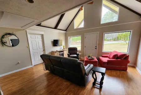 Comfortable 2 Bedroom Cabin - 3 min to Roosevelt State Park. WIFI & Self Checkin