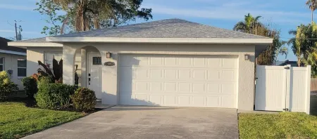 -Sea Coast Living at it's Best, Heated Pool, Near Beaches, Shops, Restaurants