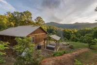 Sunset Ridge! Hot Tub+Fire Pit+Grill, WiFi, Mtn Views, Easy Access, Nearby Town!