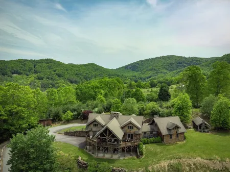 Mtn Sunsets Lodge, Hot Tub, Mtn Views, Fireplaces, River Access, WiFi, Private!