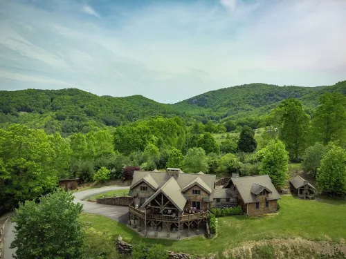 Mtn Sunsets Lodge, Hot Tub, Mtn Views, Fireplaces, River Access, WiFi, Private!