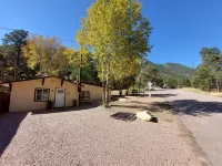 Cozy up at This Highly Rated,  Charming Mountain Cabin in Chipita Park.