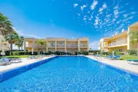 Albufeira Palm Tree With Pool by Homing