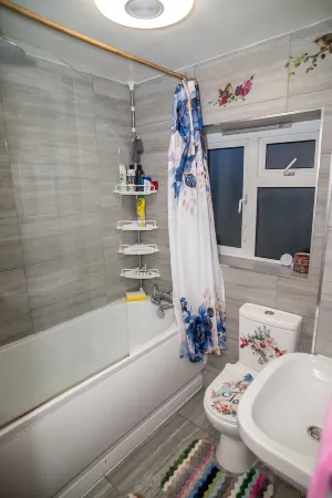 4 Bedroom house rented by the Room