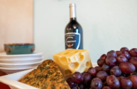 Quiet-HotTub-0.5 mi 2 Airport-Food, Shopping, Fun! Fifa-Walk 2 Light Rail