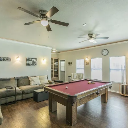 Belle of Belton-Spacious/Central Location/Pool/Hot Tub/Game Room w/ Pool Table