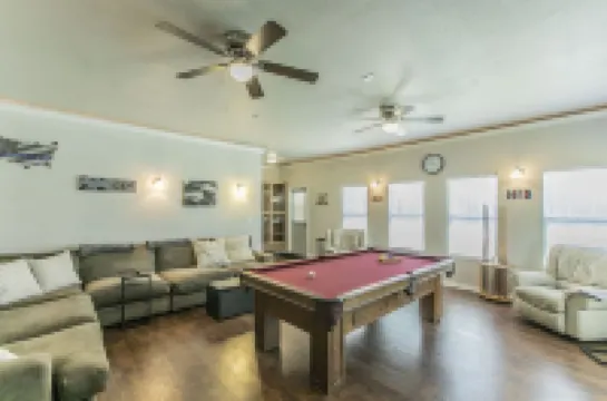 Belle of Belton-Spacious/Central Location/Pool/Hot Tub/Game Room w/ Pool Table