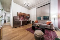 The Scarlet Suite - Luxury 2-bedroom Apartment in Downtown Sedalia