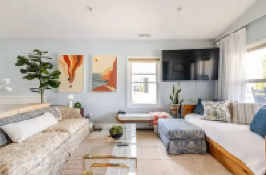 Charming 2Br 2BA Home - Belmont Hist District, Steps from Stowe Manor & Downtown 貝爾蒙特酒店