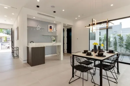 Posh Luxury Modern Home with Pool Spa and Rooftop Deck Отели рядом с достопримечательностью «Valley Presbyterian Church»