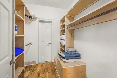 Elegant Escape: Pool-Gourmet-Kitchen-Elevator