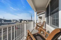 1 Block to Beach with Linens + Towels and Coffee Included