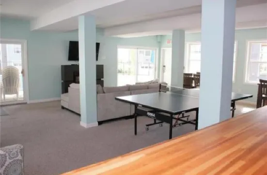 2 Bedroom Condo, Close to Town and the Beach